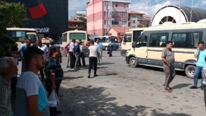 Yorgun mermi dolmuş camından uzattığı kolu buldu