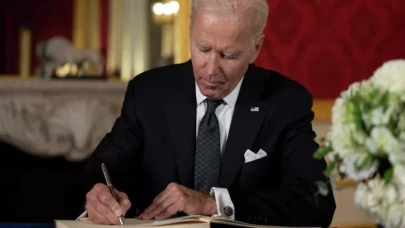 Biden, Kraliçe Elizabeth'in taziye defterine yazarken kopya çekti