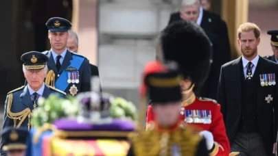 Kraliyet ailesinin eşliğinde Kraliçe Elizabeth Westminster Sarayı'na götürüldü