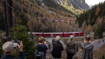 İsviçre'de dünyanın en uzun yolcu treni sefer yaptı