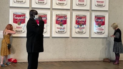 İklim aktivistleri, Warhol’un ünlü eserini hedef aldı