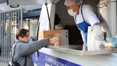 Kartal Belediyesi, üniversite öğrencilerine sıcak ikramlar sunuyor