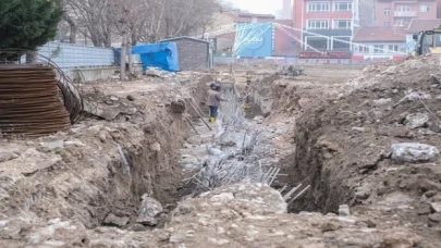 30 Ağustos İş Merkezi inşaatı sürüyor