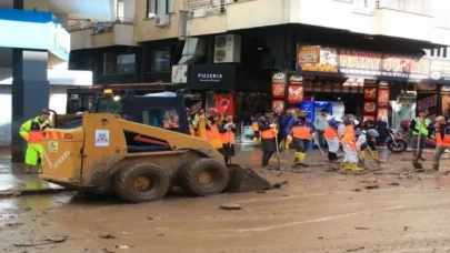 Antalya Kumluca’da temizlik sürüyor