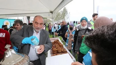 Başkan Sandıkçı’dan Gençlere Salep ve Simit İkramı