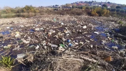 Büyük Menderes Nehri çöplüğe döndü