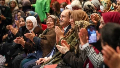 CHP'nin etkinliğinde konuşan kadınlar kürsüye ellerinde ekmek, süt ve bebek beziyle çıktı