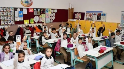 İznik Belediye Başkanı Kağan Mehmet’dan Öğrencilere Yerli Malı Haftası Hediyesi