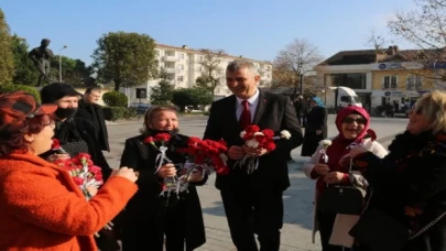 Kocaeli Gölcük’te Başkan Yıldırım’dan kadınlara karanfil