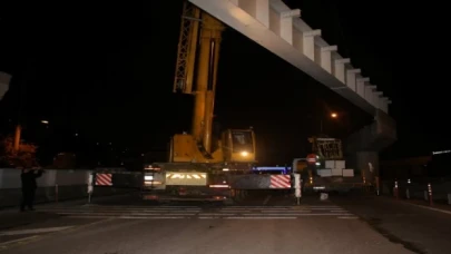 Kocaeli’de Kuruçeşme tramvay köprüsü kiriş montajında