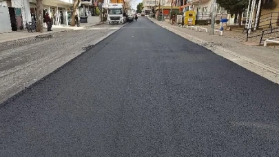 Körfez Fatih Mahallesi İstiklal Caddesi’nde Asfalt Serimi Yapılıyor