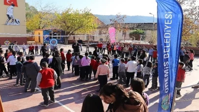 Ödemiş’te köy okulunda şenlik, köy meydanında sağlık taraması, kahvehanede bilgilendirme var