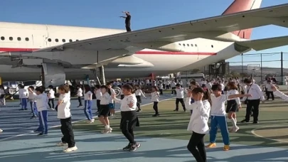 300 Öğrenci Ulu Önder Mustafa Kemal Atatürk’ün Havacılık ve Halk  Oyunları İle İlgili Sözlerini Okul Bahçesindeki Uçağın Gölgesinde Yapılan Etkinlikle Öğrendi