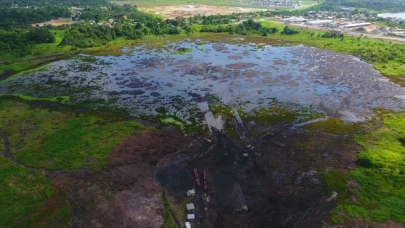 76 metre derinliğinde olmasına rağmen, bu gölün üzerinde yürüyüş yapılabiliyor