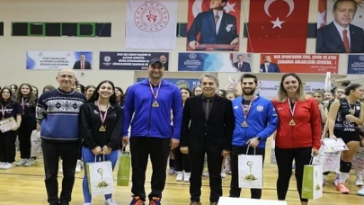 Burhaniye Belediyesi 100. Yıl Cumhuriyet Voleybol Turnuvasının Ödül Töreni Yapıldı