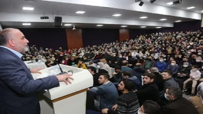 Canik Belediyesi, yazar ve şair Prof. Dr. Nurullah Genç &apos;i vatandaşlarla buluşturuyor.