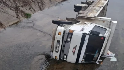 Düzce’de kamyon dereye yuvarlandı