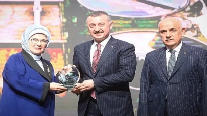 Emine Erdoğan’dan Başkan Büyükakın’a teşekkür plaketi