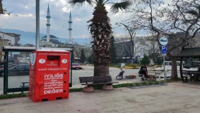 Kızılay’dan Gölcük’e ’kıyafet dönüşüm’ kutuları