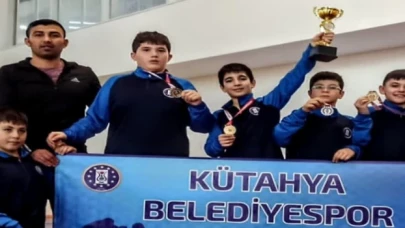 Kütahyalı güreşçiler Manisa’dan kupa ve madalyalarla döndü