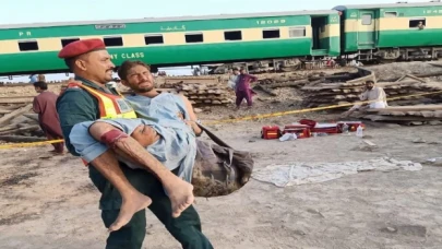 Pakistan’da bombalı saldırı! Tren raydan çıktı...