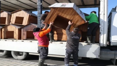 Sakarya’da hayvan bakımevine mama kabı ve kulübe desteği