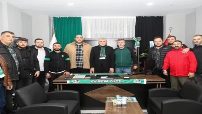 Sakaryaspor taraftarlarınca meşalelerle karşılandı