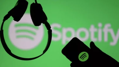 Spotify, 2022'de Türkiye'nin en çok dinlenen sanatçısı Uzi'nin albümünü yayından kaldırdı