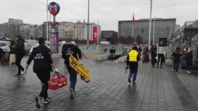 Taksim metrosunda yolcu raylara düştü: Seferler durdu