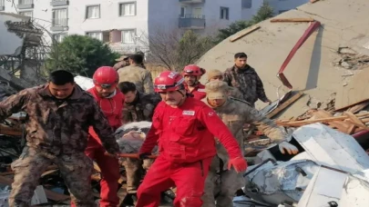 AKUT 5 günde 151’i sağ 331 kişiye tahliye etti... Enkazlardaki hayatlar için kritik saatler