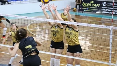 Altınoluk Voleybol Rahat Kazandı