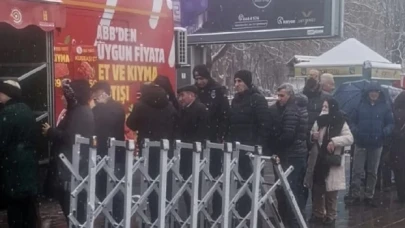 Ankaralılar dondurucu soğukta ucuz et kuyruğuna girdi