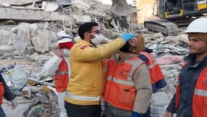 Antalya Büyükşehir sağlık ekipleri depremzedelerin yaralarını sarıyor