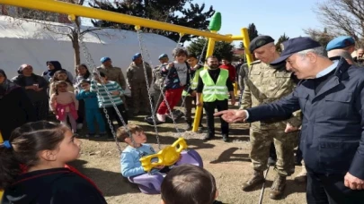 Bakan Akar’dan çocuklara moral ziyareti