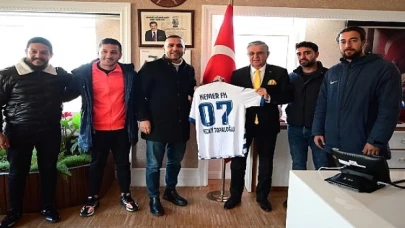 Başkan Topaloğlu’na forma hediyesi