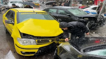 Bingöl’de ticari taksi ile otomobilin çarpıştı: 3 yaralı