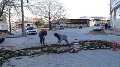 Burhaniye’de Yol Yenileme Çalışmaları Devam Ediyor