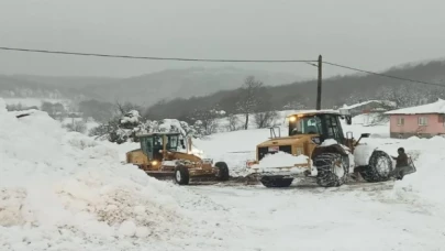 Bursa’da karla mücadeleye devam... 694 mahalle yolu ulaşıma açıldı