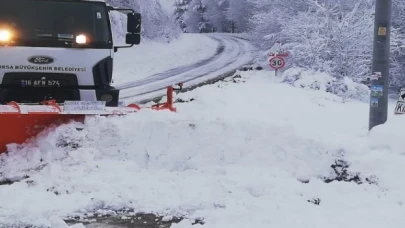 Bursa’da karlı yollarda yoğun çalışma