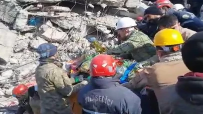 CAK Canik Belediyesi Arama Kurtarma Ekipleri Enkaz Altında Kalan Çocuğu 129 Saat Sonra Sağ Olarak Kurtardı