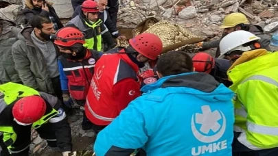 CAK Canik Belediyesi Arama Kurtarma Ekipleri Enkaz Altında Kalan Kadını 108 Saat Sonra Sağ Olarak Kurtardı