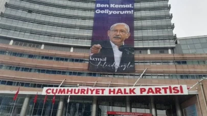 CHP Genel Merkezi'nin dışına Kılıçdaroğlu’nun ”Ben Kemal, geliyorum!” sözleri asıldı