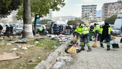 Deprem bölgesinde temizlik başladı