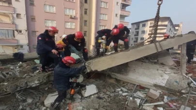 Depremin 4. gününde can kaybı 12 bin 873’e yükseldi