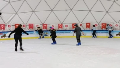 Depremzede Çocuklar Buz Pateni Pistinde