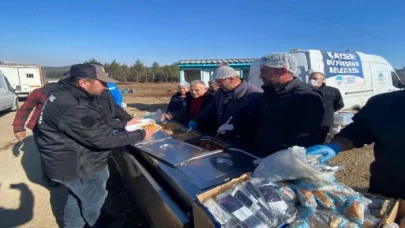 Depremzedeye Kayseri’den sıcak yemek