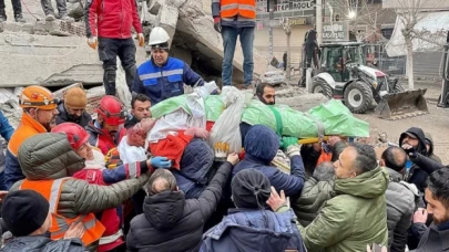 Diyarbakır'da yıkılan binanın enkazından 28 saat sonra bir kadın kurtarıldı