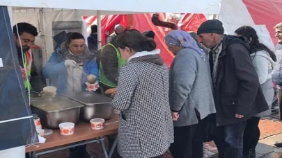 Efes Selçuk Belediyesi Malatya’da Yemek ve Sosyal Market Çadırı Kurdu