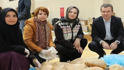 Eli öpülesi analar depremzedeler için Bergama’da ekmek pişiriyor