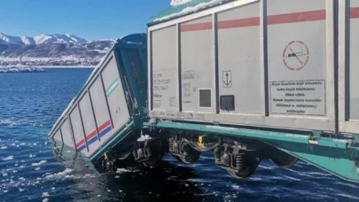 Feribot iskelesinde iki vagon Van Gölü’ne düştü